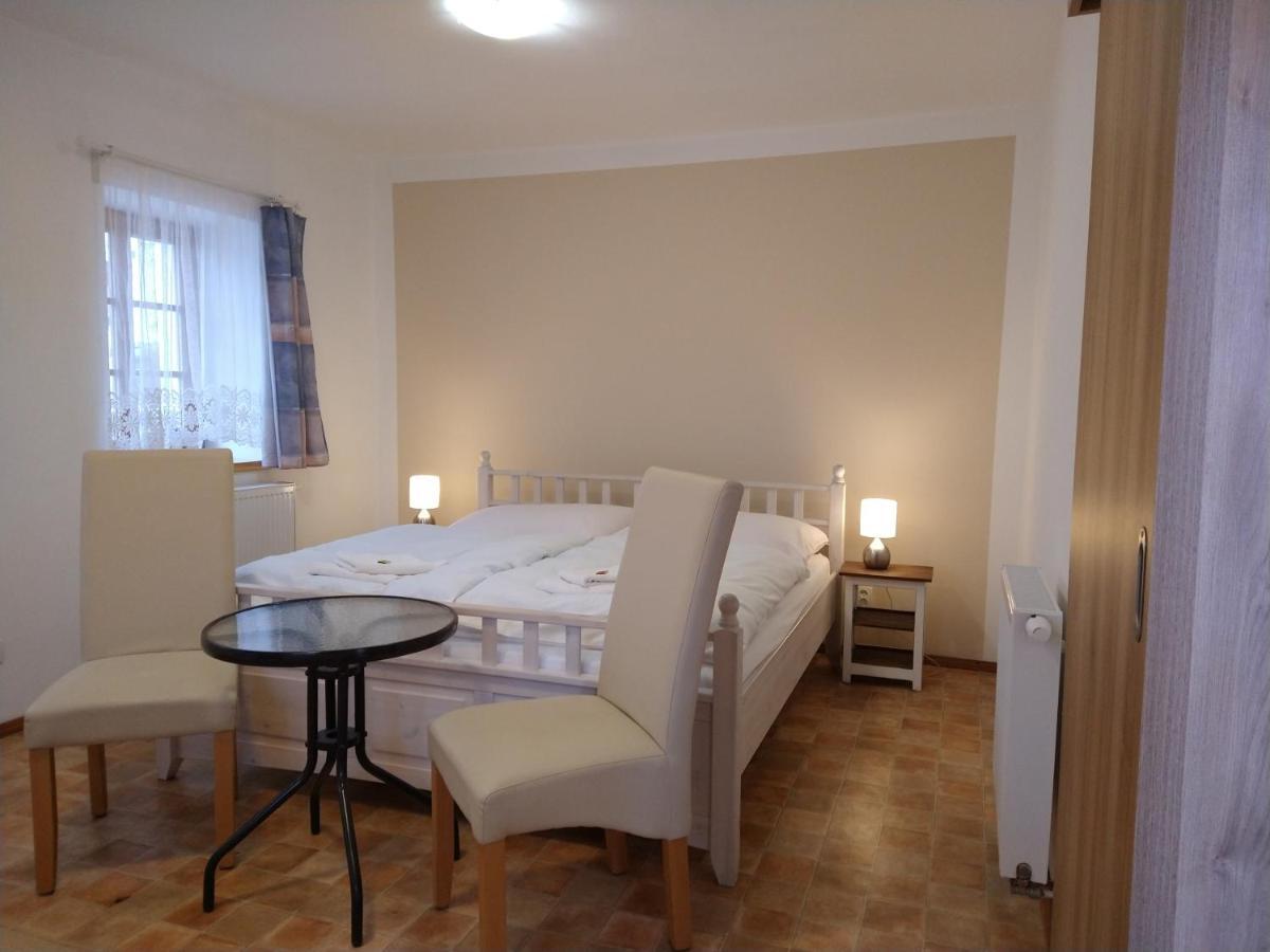 Apartmany Maly Mnich Mníšek pod Brdy Eksteriør bilde